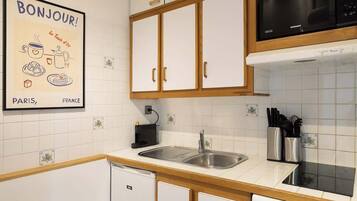 Frigorífico, microondas, placa de cocina y lavavajillas