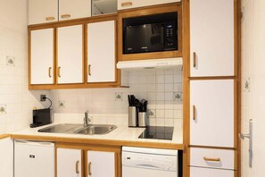 Réfrigérateur, micro-ondes, plaque de cuisson, lave-vaisselle