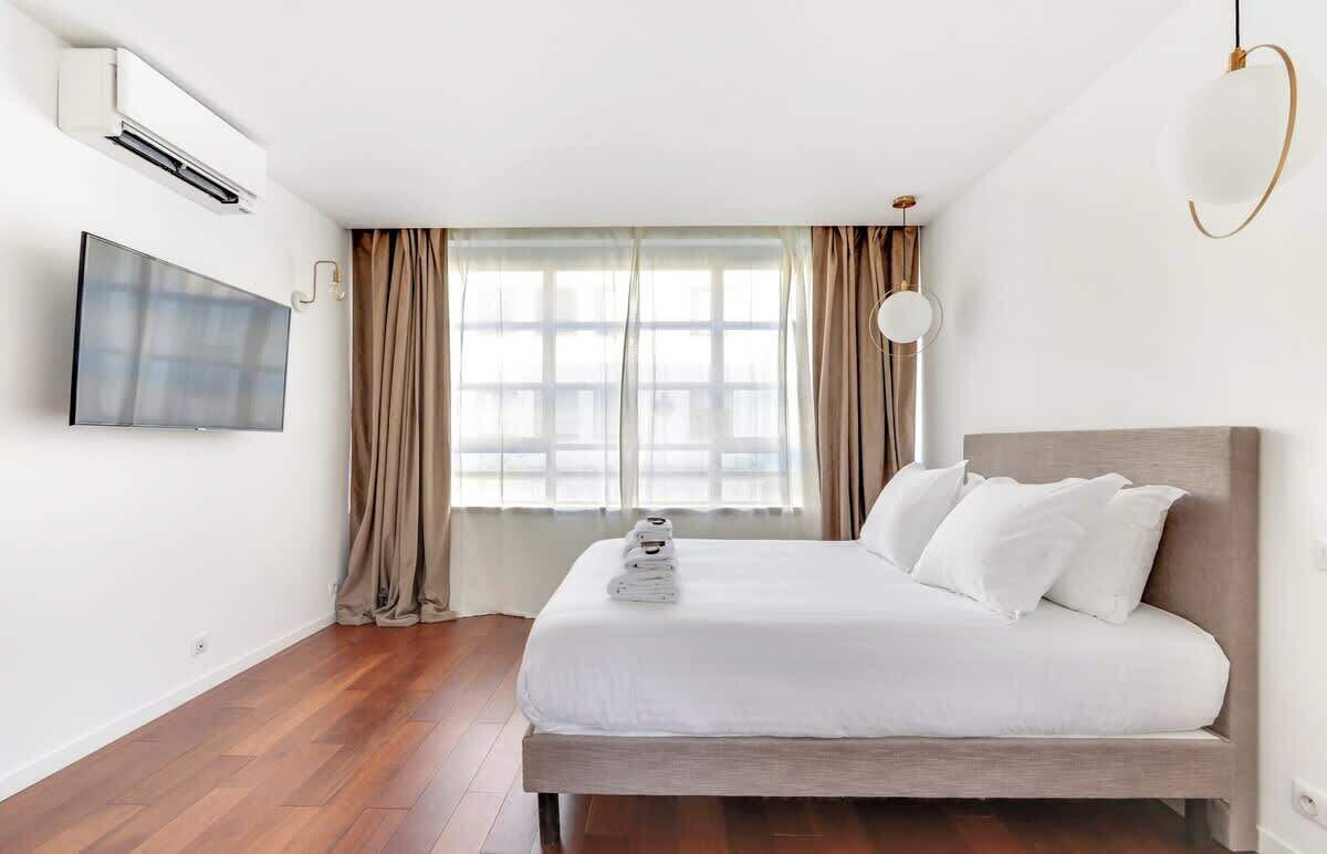 Iron/ironing board, travel cot, WiFi, bed sheets