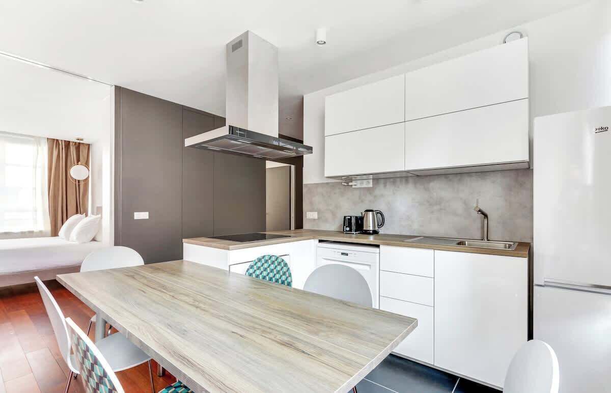 Réfrigérateur, micro-ondes, four, plaque de cuisson