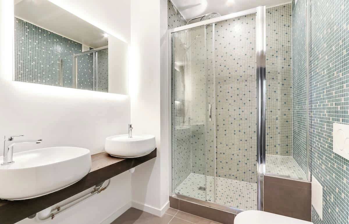 Douche, sèche-cheveux