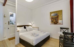 Iron/ironing board, travel cot, WiFi, bed sheets - A Sweet Studio in Montparnasse (Paris)