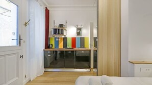 1 bedroom, iron/ironing board, travel crib, WiFi - A Sweet Studio in Montparnasse (Paris)