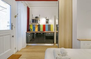 Iron/ironing board, travel cot, WiFi, bed sheets - A Sweet Studio in Montparnasse (Paris)