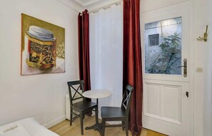 Iron/ironing board, travel cot, WiFi, bed sheets - A Sweet Studio in Montparnasse (Paris)
