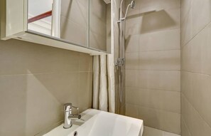 Shower, hair dryer - A Sweet Studio in Montparnasse (Paris)