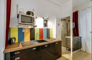Refrigerador, microondas, horno y cafetera y tetera 