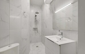 Shower, free toiletries, hair dryer, shampoo - A Cosy Studio in Montparnasse (Paris)