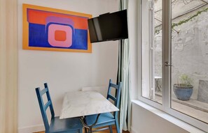 Dining - A Cosy Studio in Montparnasse (Paris)