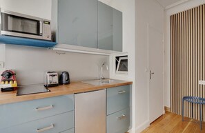 Fridge, microwave, oven, stovetop - A Cosy Studio in Montparnasse (Paris)