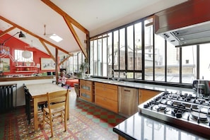Fridge, microwave, oven, stovetop - A Colorful 3BR/2BA House w/terrace in Montparnasse (Paris)