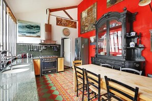 Fridge, microwave, oven, stovetop - A Colorful 3BR/2BA House w/terrace in Montparnasse (Paris)