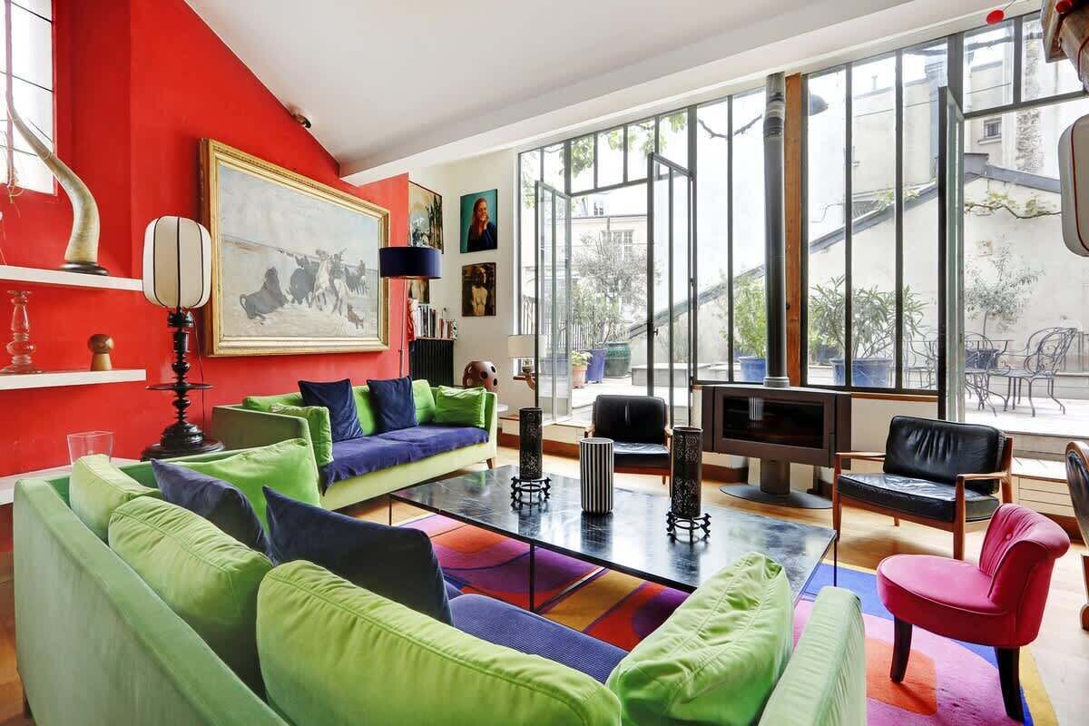 Televisie, een open haard en een kantoor