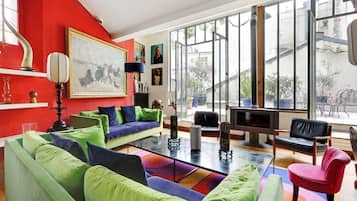 Televisie, een open haard en een kantoor