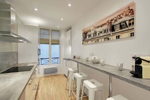 Fridge, microwave, stovetop, dishwasher - A Chic 2-BR in the Champs Elysées (Paris)