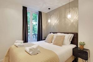 Iron/ironing board, travel cot, WiFi, bed sheets - A Chic 2-BR in the Champs Elysées (Paris)