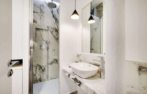 Shower, hair dryer - A Cosy 1-BR in Mouffetard - Monge (Paris)