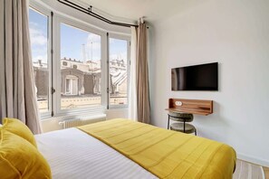 Iron/ironing board, travel cot, WiFi, bed sheets - A Majestic 2-BR/2Ba w/ Services in Opera-St-Lazare (Paris)
