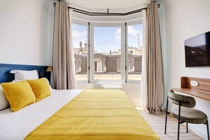 Iron/ironing board, travel cot, WiFi, bed sheets - A Majestic 2-BR/2Ba w/ Services in Opera-St-Lazare (Paris)