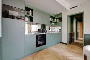 Kühlschrank, Mikrowelle, Ofen, Herdplatte
