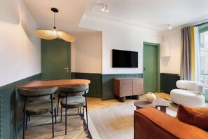 TV, offices - A Charming 1-BR with Services in Opera-St-Lazare (Paris)