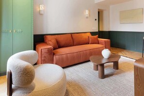 TV, offices - A Charming 1-BR with Services in Opera-St-Lazare (Paris)
