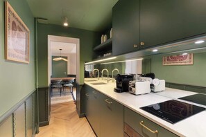 Fridge, microwave, stovetop, dishwasher - A Charming 1-BR with Services in Opera-St-Lazare (Paris)