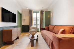 TV, offices - A Charming 1-BR with Services in Opera-St-Lazare (Paris)