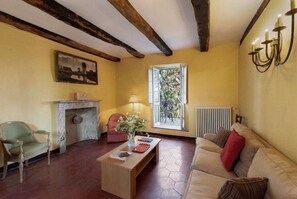 TV, ping pong - Apartment 'Casa Dolcetto' with Private Terrace, Shared Garden and Wi-Fi (Tagliolo Monferrato)