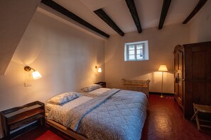 Iron/ironing board, WiFi, bed sheets - Apartment 'Casa Dolcetto' with Private Terrace, Shared Garden and Wi-Fi (Tagliolo Monferrato)