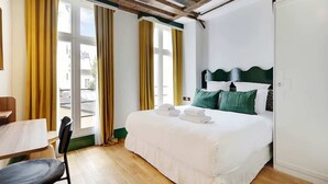 Una habitación de hotel con una cama, una mesa y una silla.