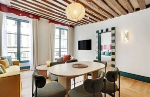 Dining - A Design 2-Br 2-BA with Services in Saint-Germain (Paris)