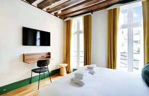 Tabla de planchar con plancha, cuna de viaje, wifi y ropa de cama 