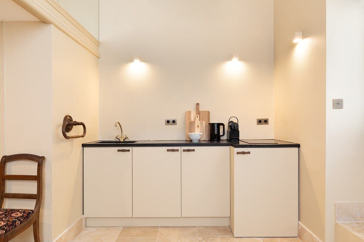 Een koelkast, een microgolfoven, een kookplaat