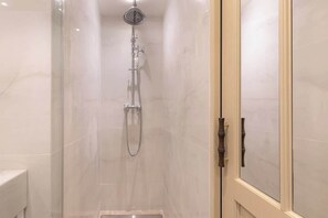 Shower, hair dryer, shampoo - A Charming 2-BR/2Ba in Saint Germain (Paris)