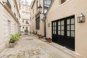 المنطقة المحيطة بالمنشأة