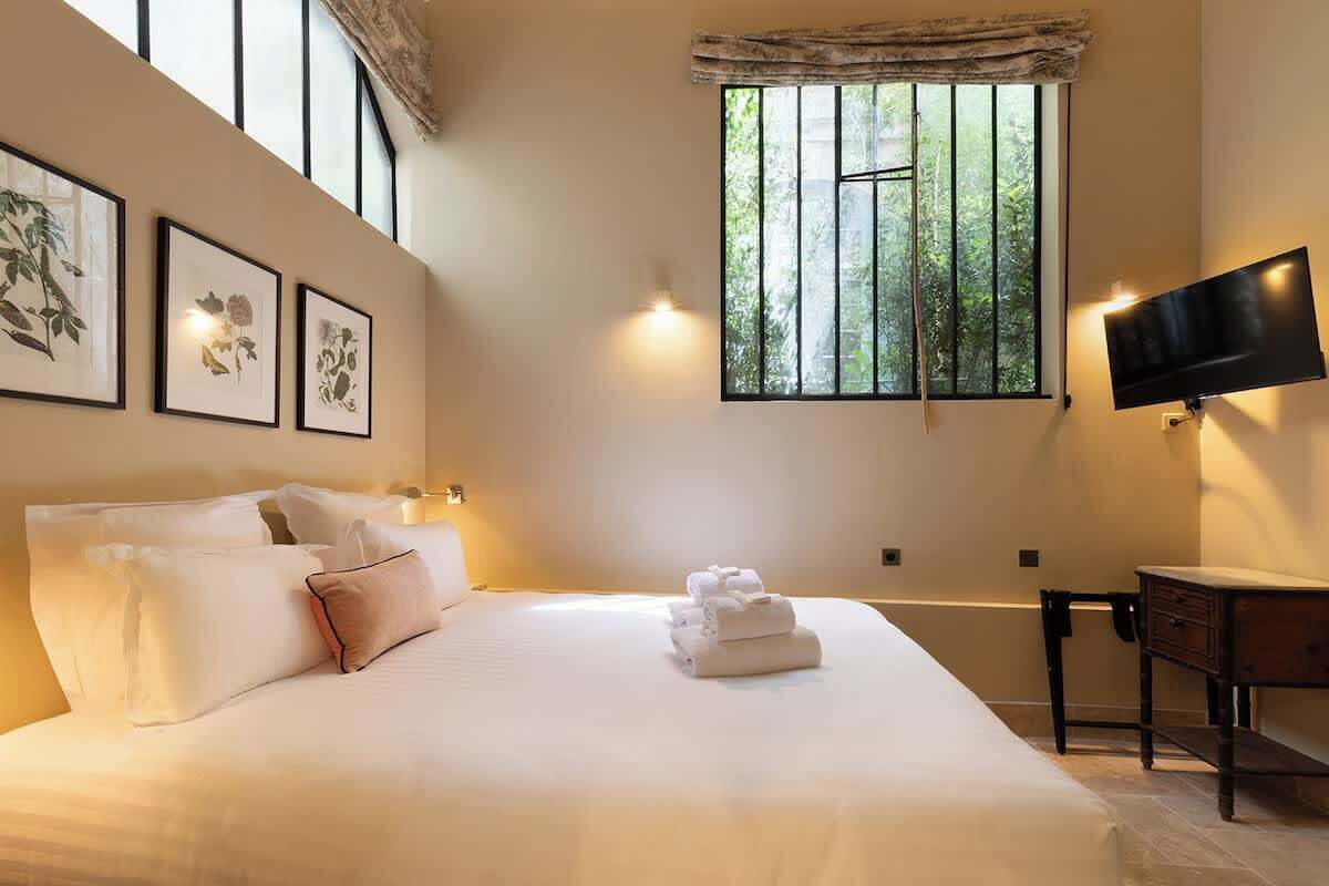 Een strijkplank/strijkijzer, reisbedje, wifi, beddengoed