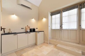 Een koelkast, een microgolfoven, een kookplaat