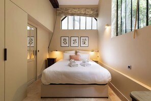 Een strijkplank/strijkijzer, reisbedje, wifi, beddengoed