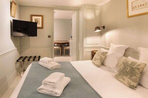 Iron/ironing board, travel cot, WiFi, bed sheets - A French Chic 1-Bedroom Apartment in Saint Germain (Paris)