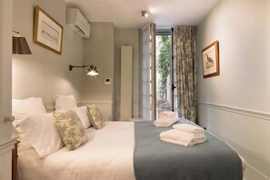 Iron/ironing board, travel cot, WiFi, bed sheets - A French Chic 1-Bedroom Apartment in Saint Germain (Paris)