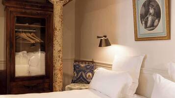 Iron/ironing board, travel crib, WiFi, bed sheets