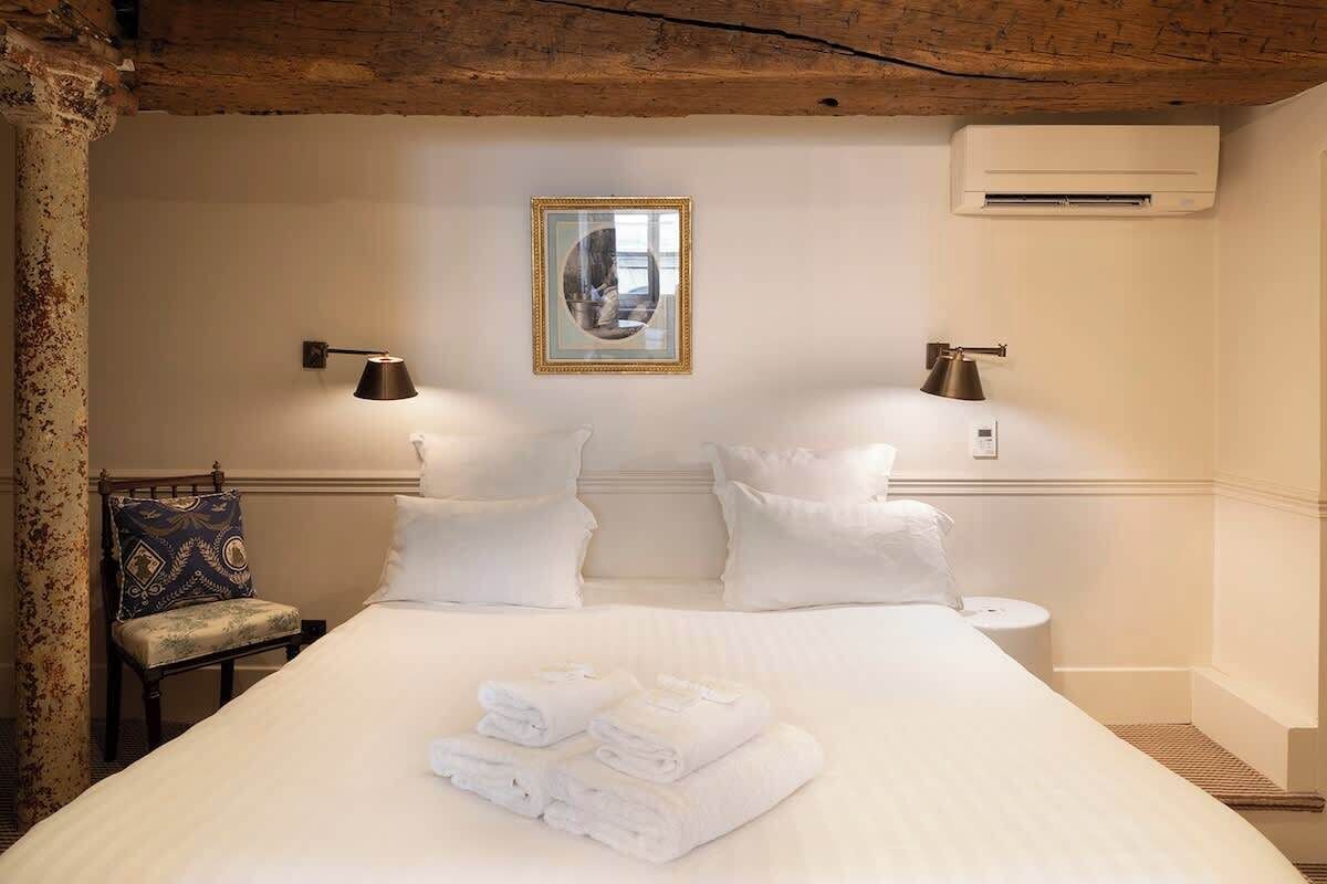 Een strijkplank/strijkijzer, reisbedje, wifi, beddengoed