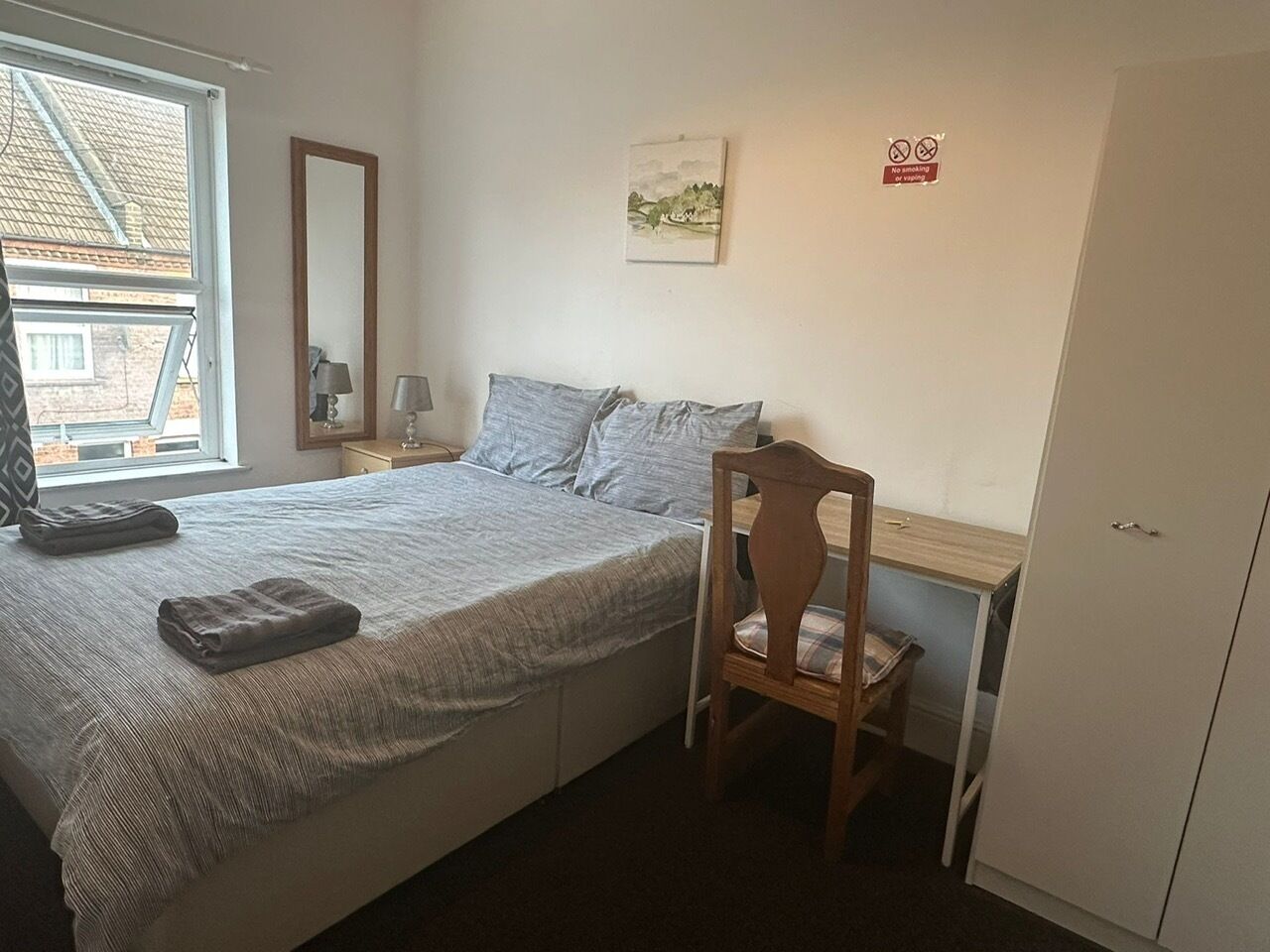 Dobbeltværelse | Skrivebord, arbejdsområde til bærbare computere, gratis Wi-Fi