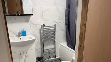 Comfort Double Room, Non Smoking | Bathroom | Towels, toilet paper