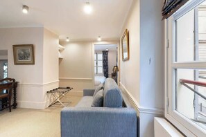 TV - A French Chic Apartment in Saint Germain (Paris)