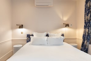 Iron/ironing board, travel cot, WiFi, bed sheets - A French Chic Apartment in Saint Germain (Paris)