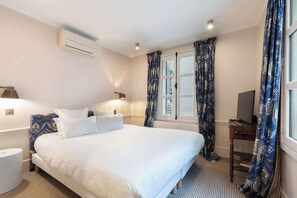 Iron/ironing board, travel cot, WiFi, bed sheets - A French Chic Apartment in Saint Germain (Paris)