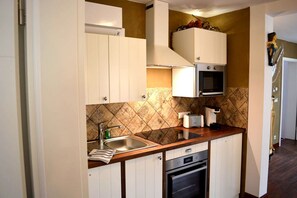 Fridge, microwave, oven, stovetop - Suite Porto-Cino Apartment with Wi-Fi and Air Conditioning (Gengenbach)