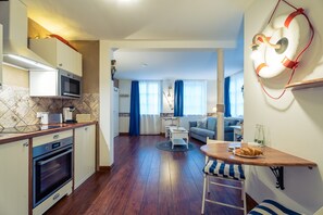 Een koelkast, een magnetron, een oven, een kookplaat